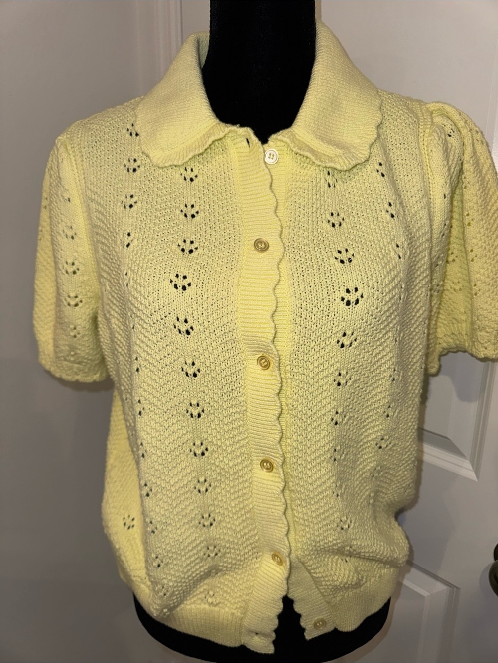 Pastel Yellow Short-Sleeve Knit Cardigan with Scalloped Edge